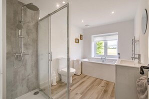 Towels - 5 Bed in Roxwell (oc-t30824) (Roxwell)
