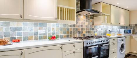 Mikrovågsugn, ugn, diskmaskin och barnstol