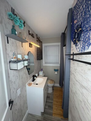 Een haardroger, handdoeken, zeep, shampoo