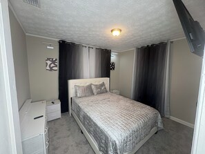 Een strijkplank/strijkijzer, wifi, beddengoed