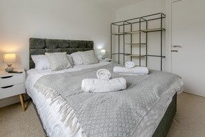 Een strijkplank/strijkijzer, reisbedje, gratis wifi, beddengoed