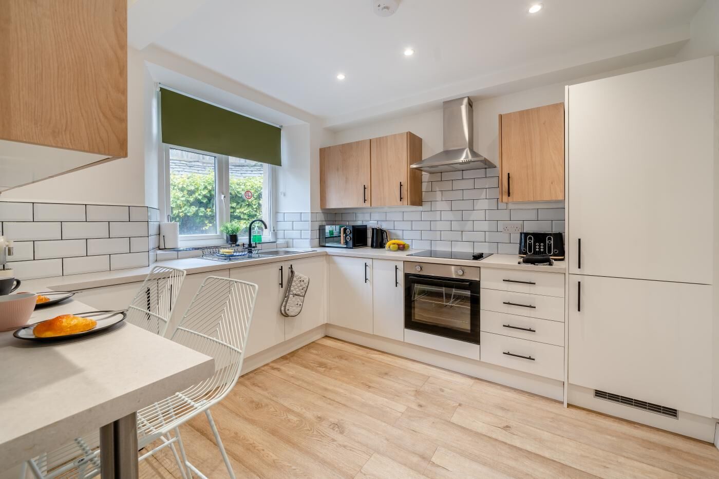 Micro-ondes, four, batterie de cuisine, vaisselle et ustensiles