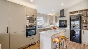Microwave, oven, dishwasher, cookware/dishes/utensils