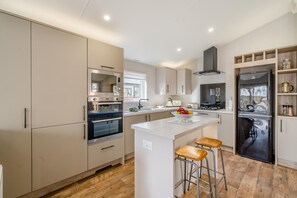 Microwave, oven, dishwasher, cookware/dishes/utensils