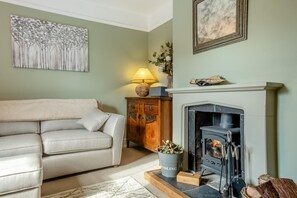 TV, fireplace - 3 Bed in Freshwater (oc-h30562) (Freshwater)