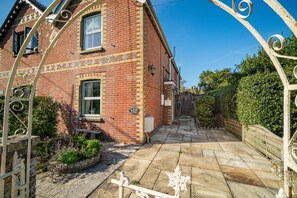 Property grounds - 3 Bed in Freshwater (oc-h30562) (Freshwater)