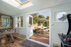 Game room - 3 Bed in Freshwater (oc-h30562) (Freshwater)