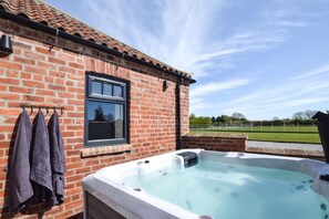 Outdoor spa tub - 3 Bed in Beeford (oc-t30891) (Beeford)