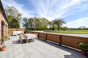 Outdoor dining - 2 Bed in Beeford (oc-t90892) (Beeford)