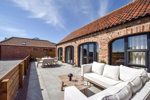 Outdoor dining - 2 Bed in Beeford (oc-t90892) (Beeford)