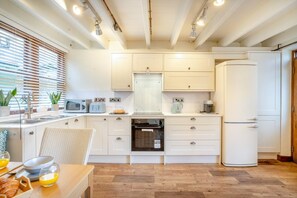 Microwave, oven, dishwasher, cookware/dishes/utensils - 3 Bed in Staithes (oc-k30969) (Staithes)