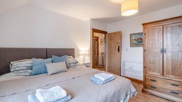 3 bedrooms, travel cot, free WiFi, bed sheets
