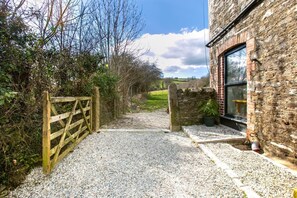 Property grounds - 3 Bed in Milltown (oc-c30983) (Milltown)