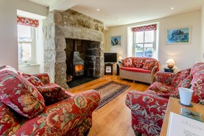 TV, fireplace - 3 Bed in Penzance (oc-k20665) (Lamorna)