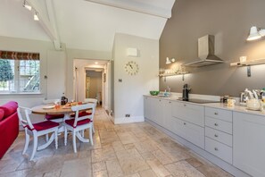 Microwave, oven, dishwasher, high chair - 1 Bed in East Anstey (oc-s31025) (East Anstey)