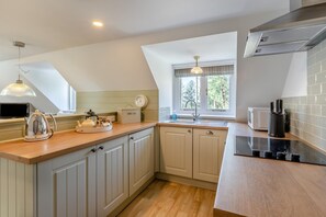Microwave, oven, dishwasher, high chair - 1 Bed in East Anstey (oc-w31023) (East Anstey)