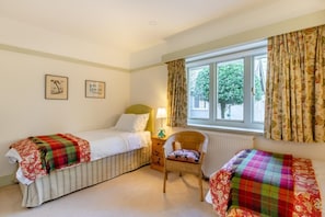 Travel cot, free WiFi, bed sheets - 2 Bed in East Anstey (oc-h31024) (East Anstey)