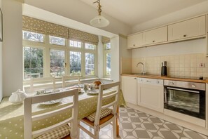 Microwave, oven, dishwasher, high chair - 2 Bed in East Anstey (oc-h31024) (East Anstey)