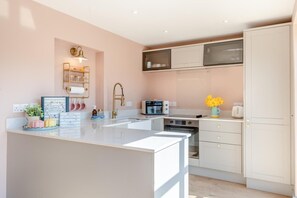 Microwave, oven, dishwasher, highchair - 2 Bed in North Wootton (oc-g30973) (North Wootton)