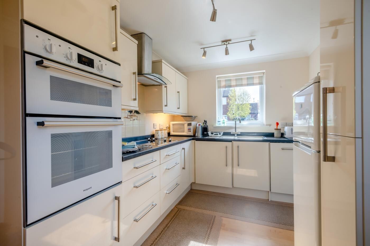 Microondas, horno, lavavajillas y utensilios de cocina 