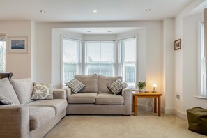 TV - 1 Bed in Freshwater (oc-h30962) (Freshwater)