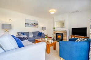 TV, fireplace - 3 Bed in Kingsbarns (oc-k30925) (Kingsbarns)