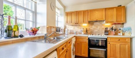 Mikroaaltouuni, uuni, astianpesukone, syöttötuoli