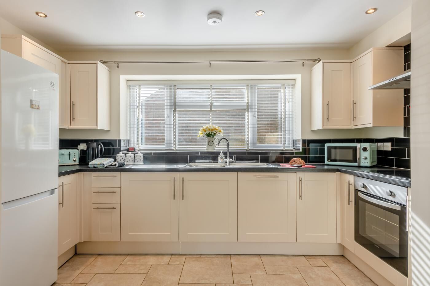 Mikrobølgeovn, ovn, oppvaskmaskin og kjøkkenutstyr