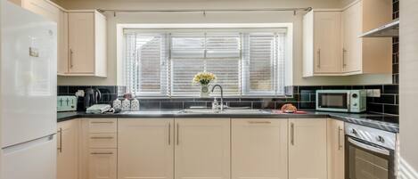 Mikrobølgeovn, ovn, oppvaskmaskin og kjøkkenutstyr