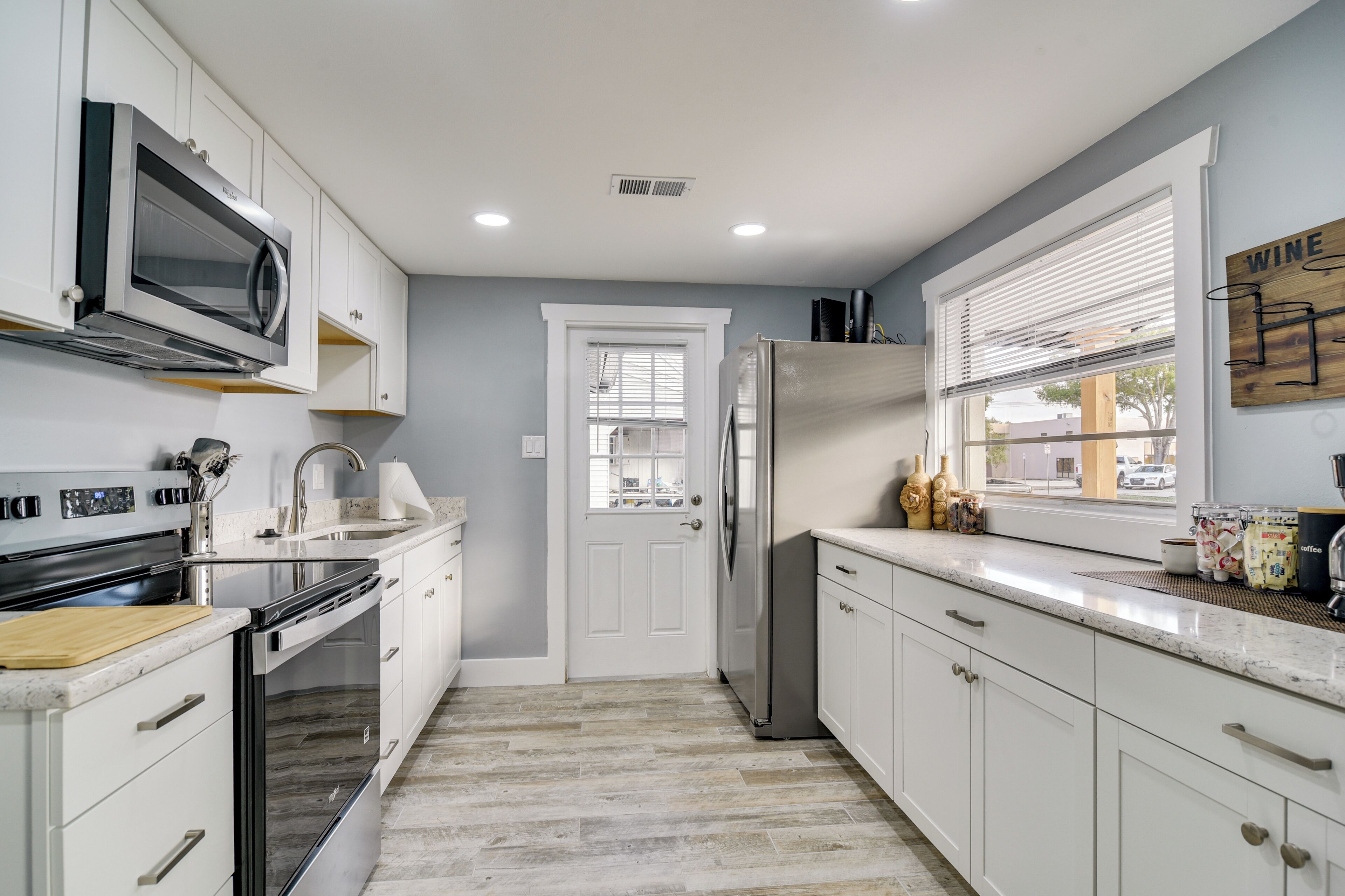 Réfrigérateur, micro-ondes, plaque de cuisson, cafetière/bouilloire