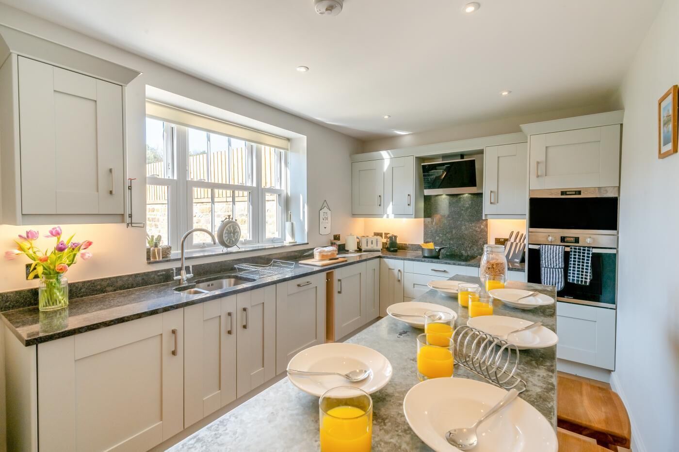 Mikrobølgeovn, ovn, opvaskemaskine, højstol