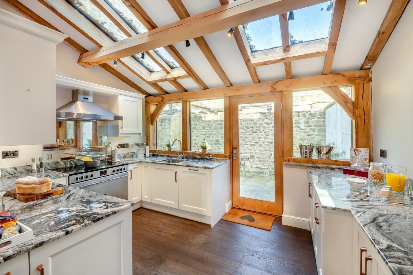 Mikrobølgeovn, ovn, opvaskemaskine, højstol