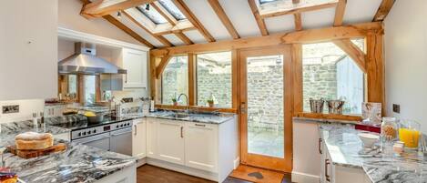 Micro-ondas, fogão, lava-louças, cadeirão de bebê