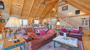 Fernseher, Kamin, DVD-Player, Bücher