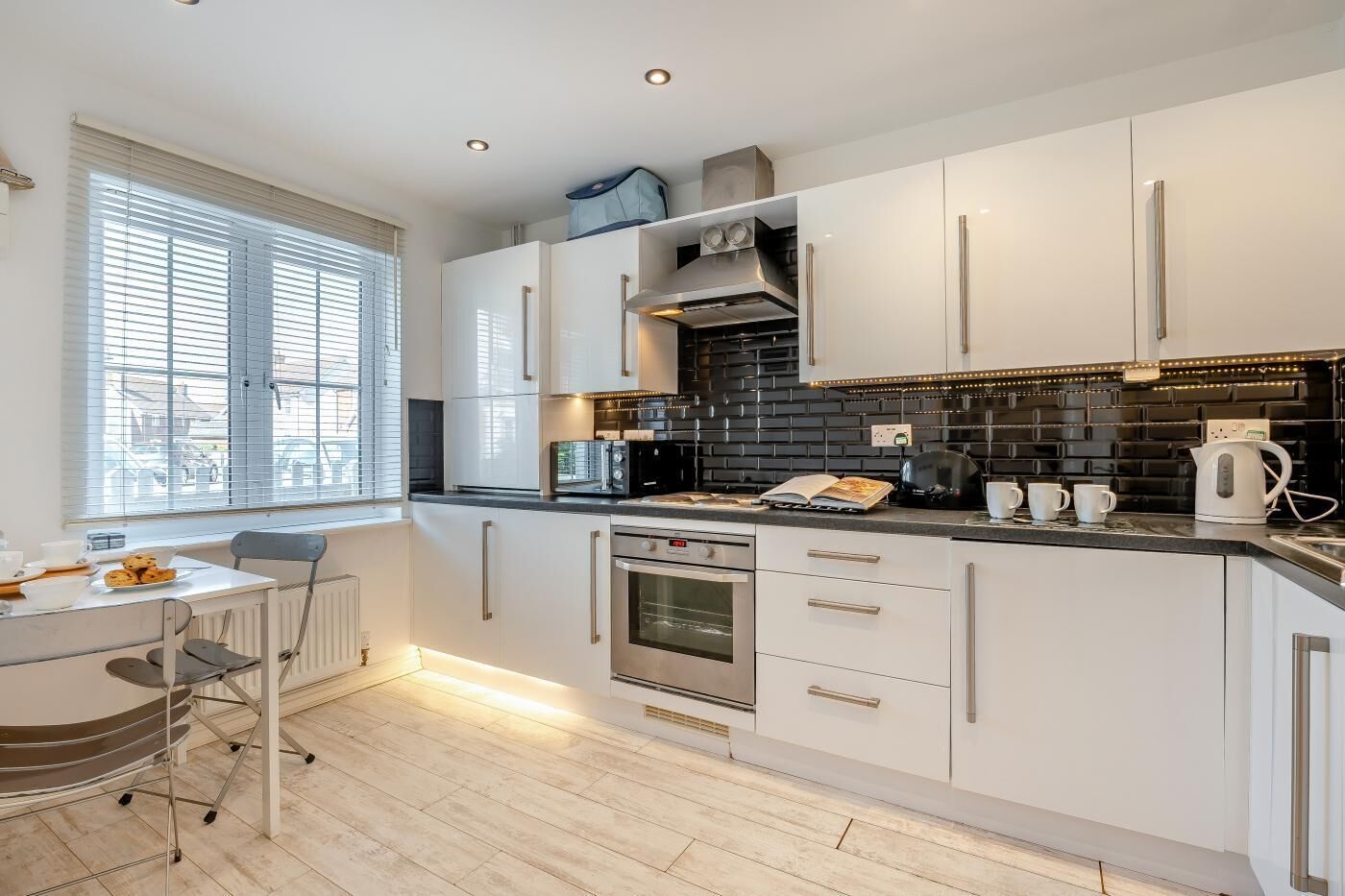 Four à micro-ondes, un four, lave-vaisselle, chaise haute