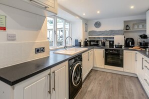 Microwave, oven, dishwasher, highchair - 2 Bed in St. Ives (oc-k30934) (Carbis Bay)