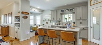 Surrounding Lake Views! Eureka Springs Home