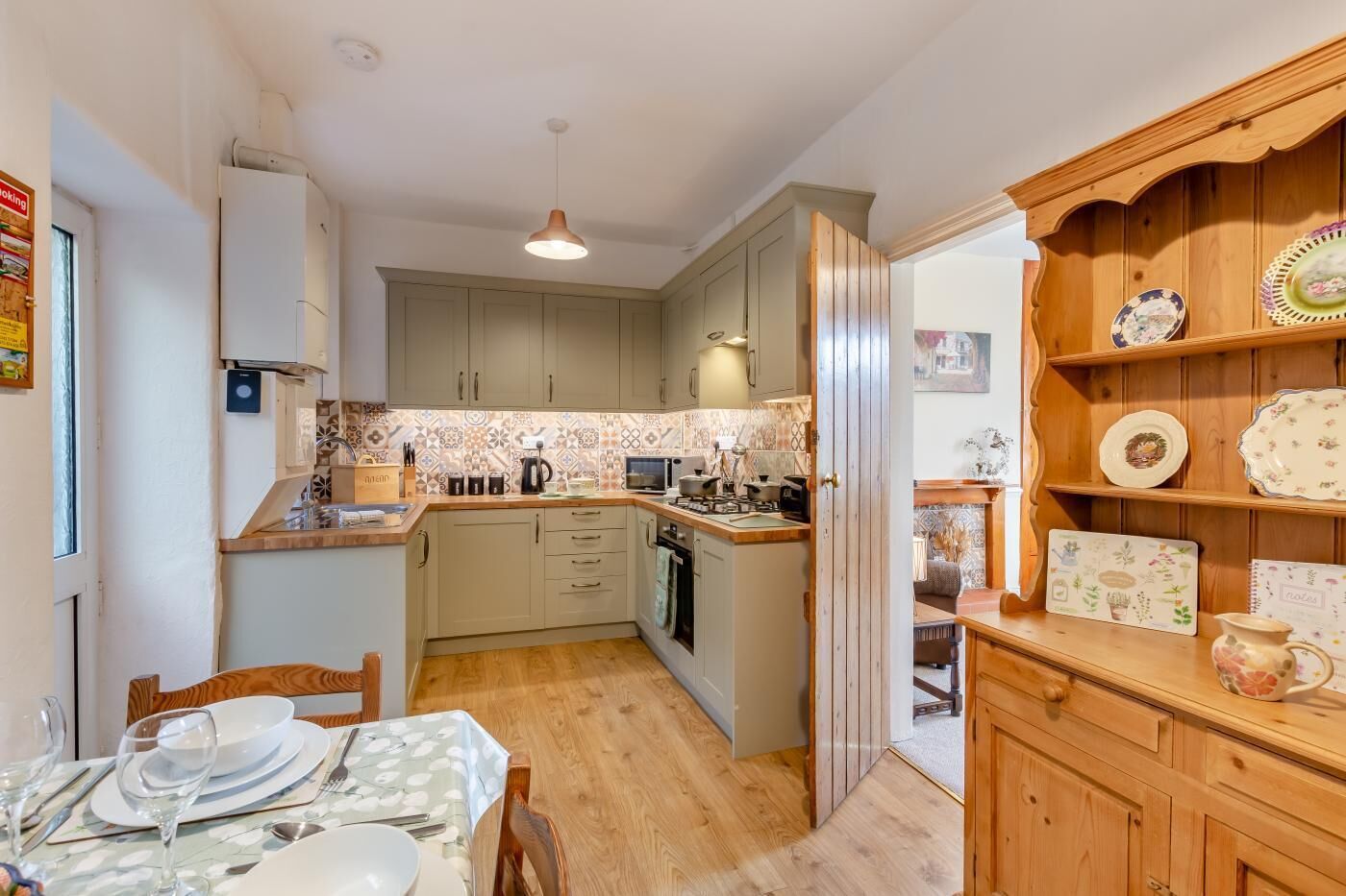 Mikrobølgeovn, ovn og kjøkkenutstyr