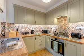 Microwave, oven, cookware/dishes/utensils - 2 Bed in Ingleton (oc-w31066) (Ingleton)