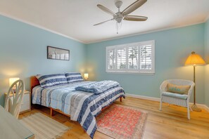 1 habitación, escritorio, tabla de planchar con plancha y internet