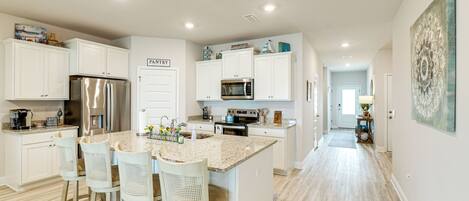 Een koelkast, een magnetron, een kookplaat, een vaatwasser