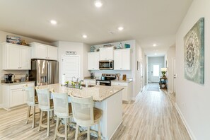 Jääkaappi, mikroaaltouuni, liesi, astianpesukone