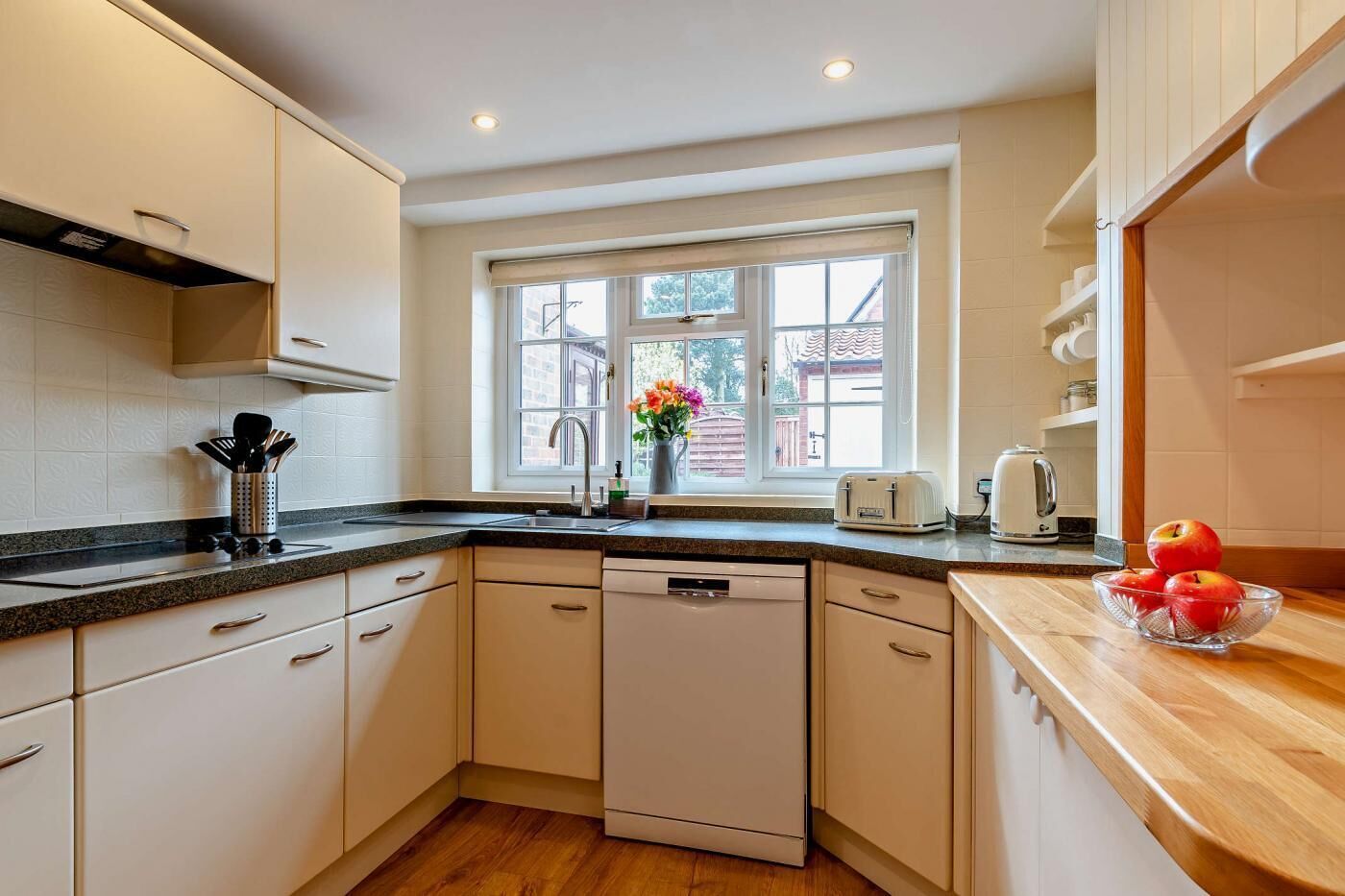 فرن، غسالة أطباق، كرسي للأطفال، مستلزمات طهي/أطباق/أوعية