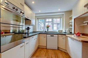 فرن، غسالة أطباق، كرسي للأطفال، مستلزمات طهي/أطباق/أوعية