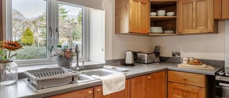 Mikrobølgeovn, ovn, oppvaskmaskin og høy barnestol