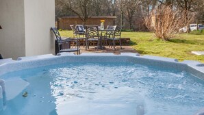 A hot tub with a table and chairs in the background. - 3 Bed in Littledean (oc-g31084) (Littledean)