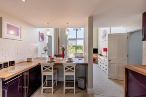 Four, lave-vaisselle, batterie de cuisine, vaisselle et ustensiles