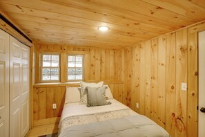 5 makuuhuonetta, työpöytä, silitysrauta/-lauta, internet