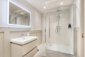 Towels - 4 Bed in Ewhurst Green (oc-w31032) (Ewhurst Green)