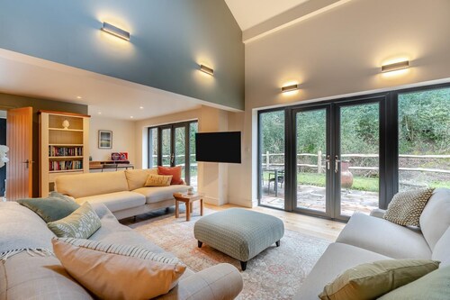 4 Bed in Ewhurst Green (oc-w31032)